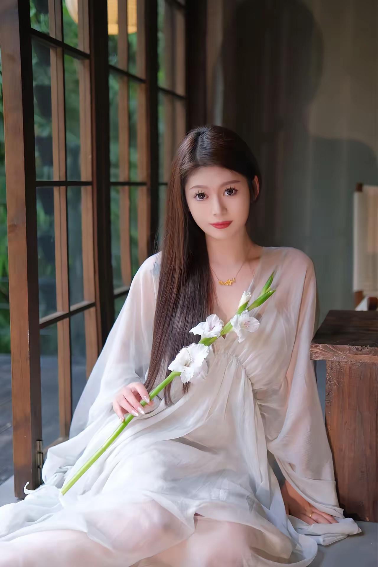 温柔时光，静享花语之美优雅自信穿搭分享 可以分享你手机里最美的天空照片吗