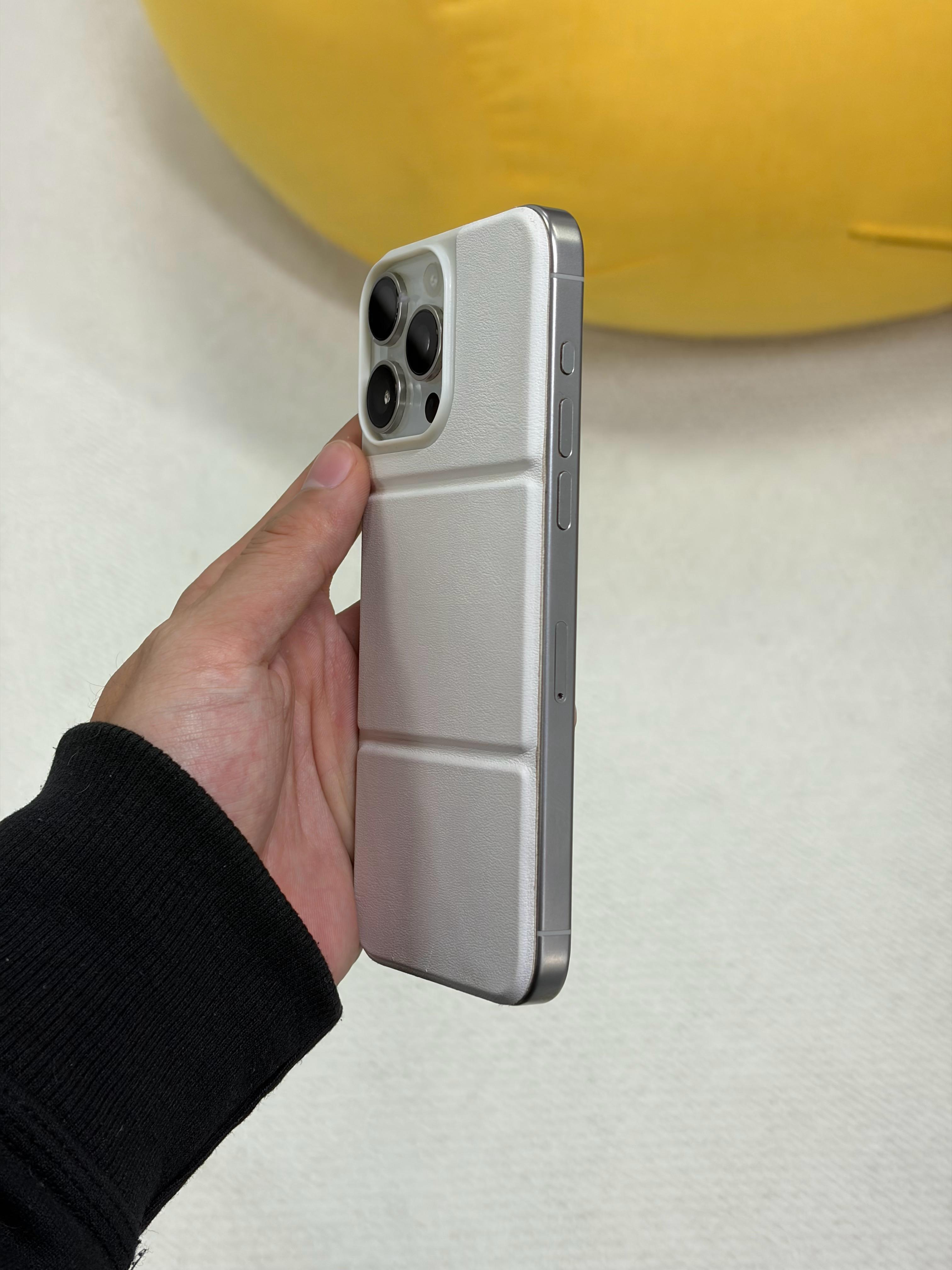 今天看工作室小伙伴换了一个贼有意思的手机壳，可以磁吸在背板上，两侧不包裹。最神奇