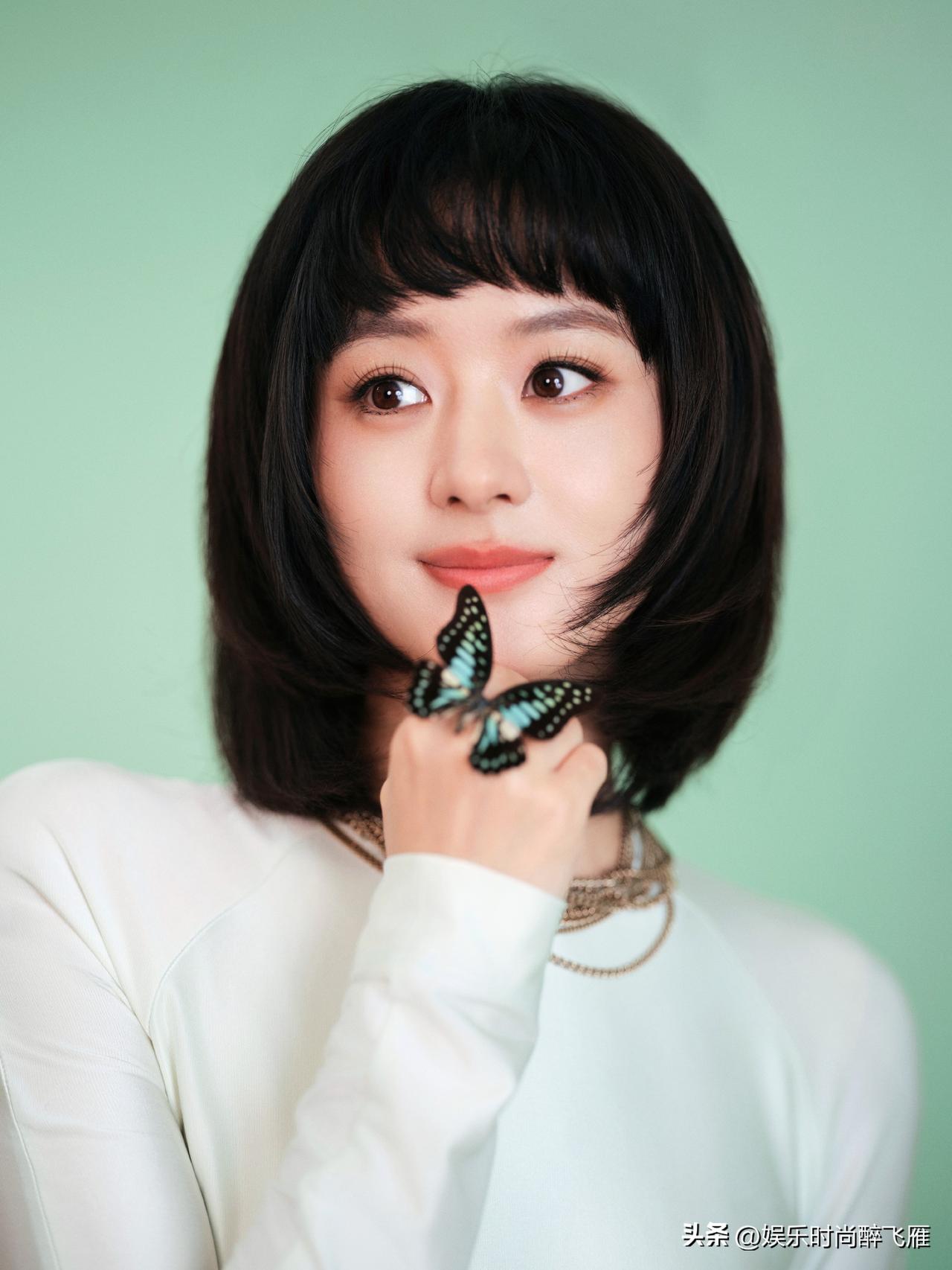 [玫瑰]赵丽颖千禧层次感短发造型～
赵丽颖什么造型，都招人喜欢。
赵丽颖一出现直