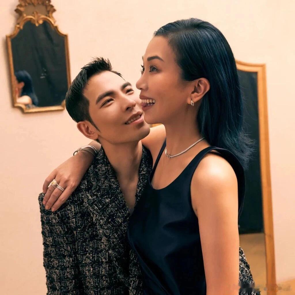 萧敬腾出道以来第一次离开林有慧首次独自出门可把萧敬腾整不适应了，没爱人陪着浑身不