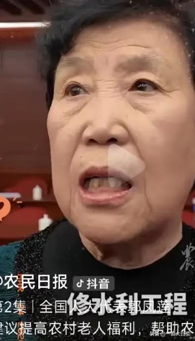 真是可笑，就因为农民代表郭凤莲同志，在“两会”上提了个给农民增加养老金的提案，现