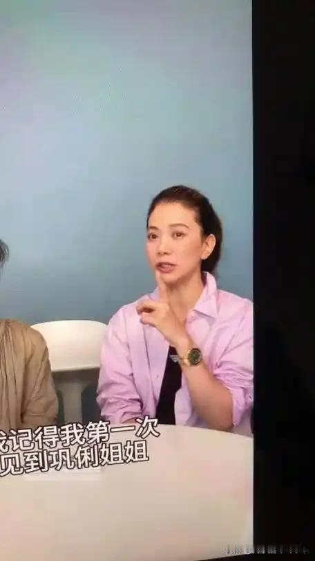 巩俐是不是大美女？这可能是一个仁者见仁，智者见智的话题。在港姐冠军袁咏仪看来，巩