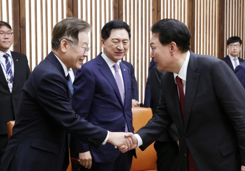 【青瓦台魔咒再显威！韩国新总统铁腕清，前总统夫妇双双入狱】

韩国政坛上演震撼一