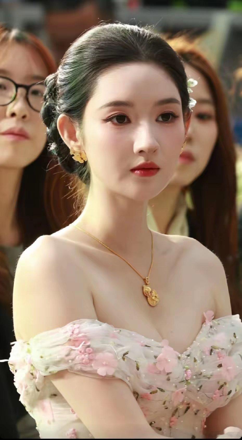 黄金贵了就是不一样，明星都是带黄金的，以前都是带别的项链 