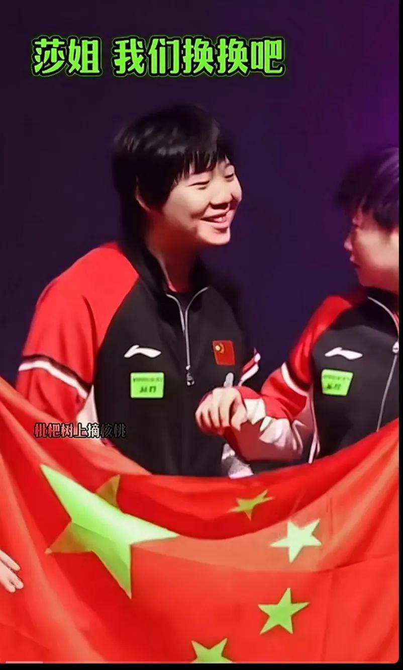 大丫头:捂嘴，哈哈，我站着不合适
莎莎:你就站这啊，我俩站一起
头头:没事儿，就