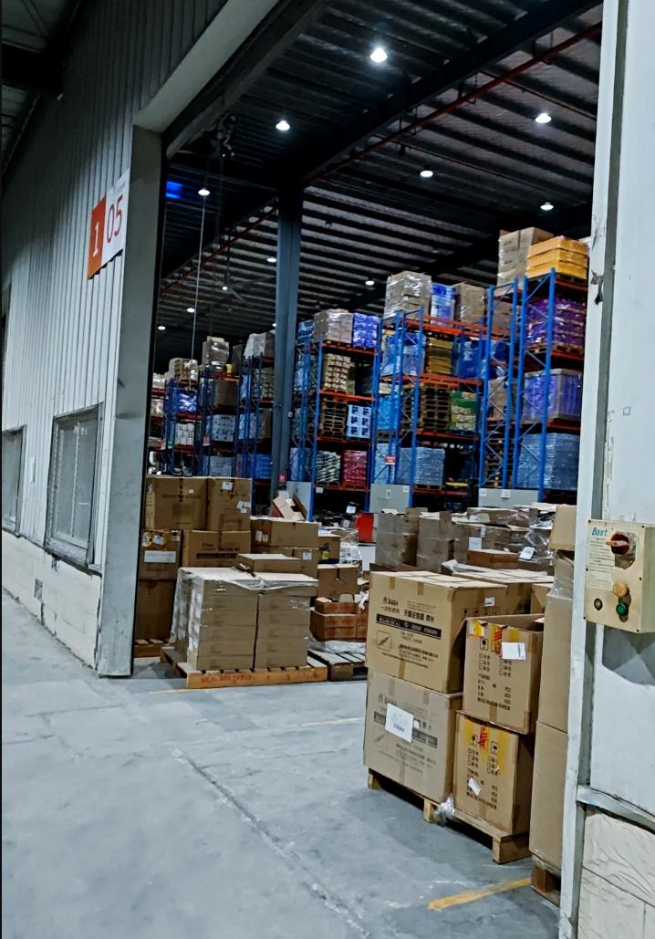 联想到前段时间卢浮宫光天化日的持械抢劫，7分钟就劫走王室珍宝，更让人脊背发凉。连