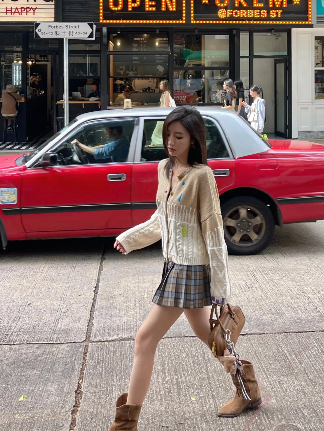 活力满满的造型，秋冬冰淇淋毛衣出街必备~
