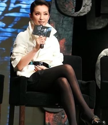 1999年，42岁的地产富商石涛看上了李冰冰。为了抱得美人归，石涛送上30多万的