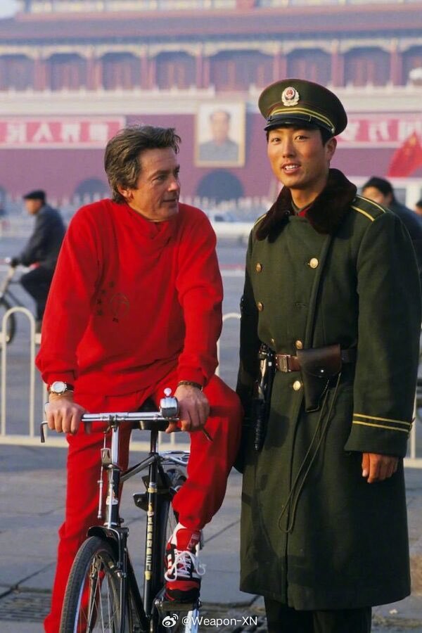 #兵器影像[超话]##法国传奇影人阿兰德隆去世# 1987年11月，阿兰德隆随法