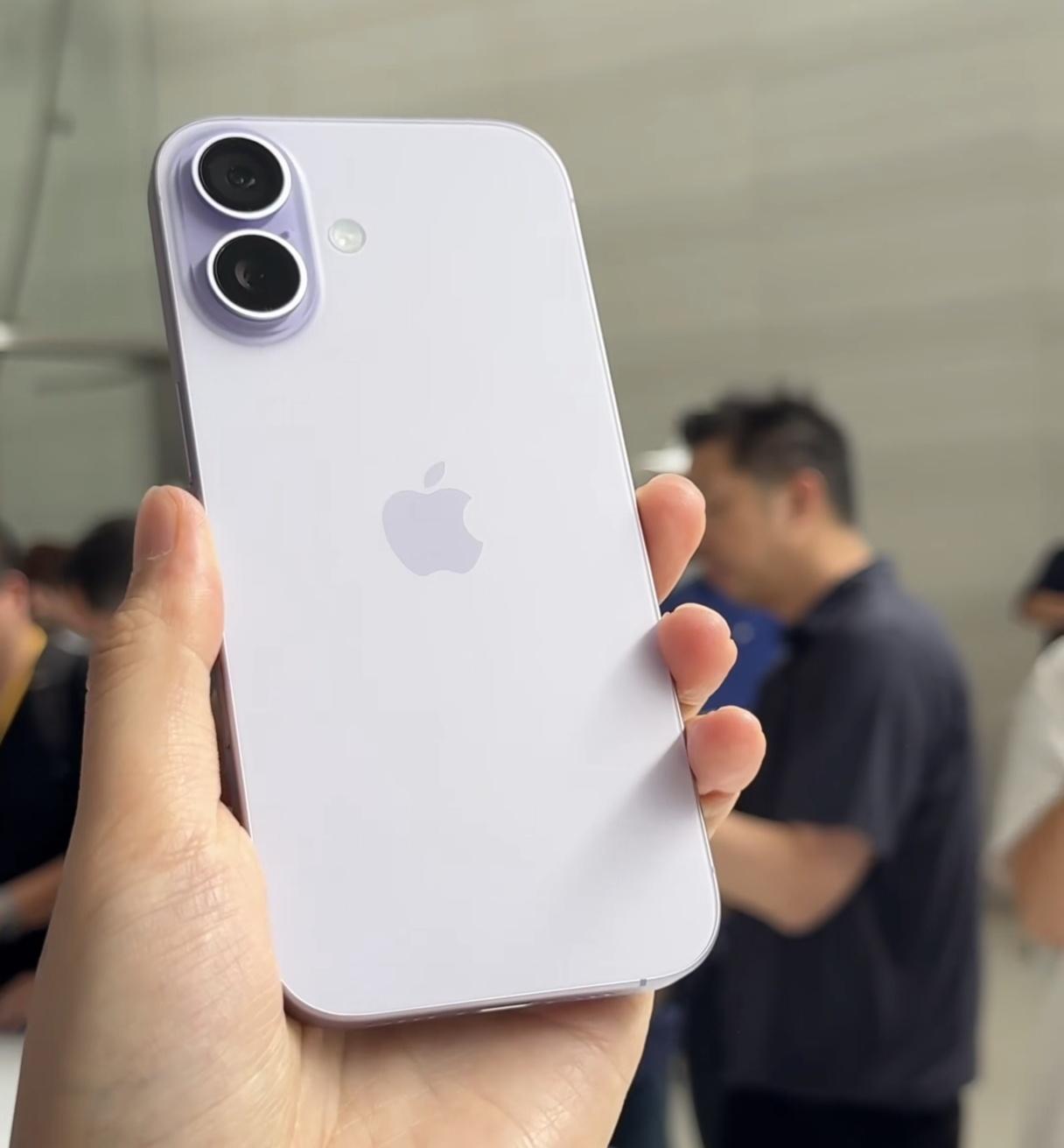 【iphone17一雪前耻成爆款】
15和16的标准版销量都不佳
这次苹果没办法
