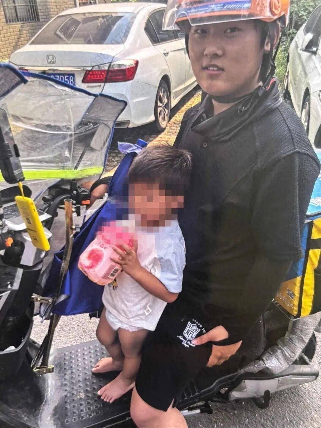 送餐途中偶遇2岁小男孩独自跑在马路上，穿着尿不湿，光着脚丫子，外卖小哥当起了“临
