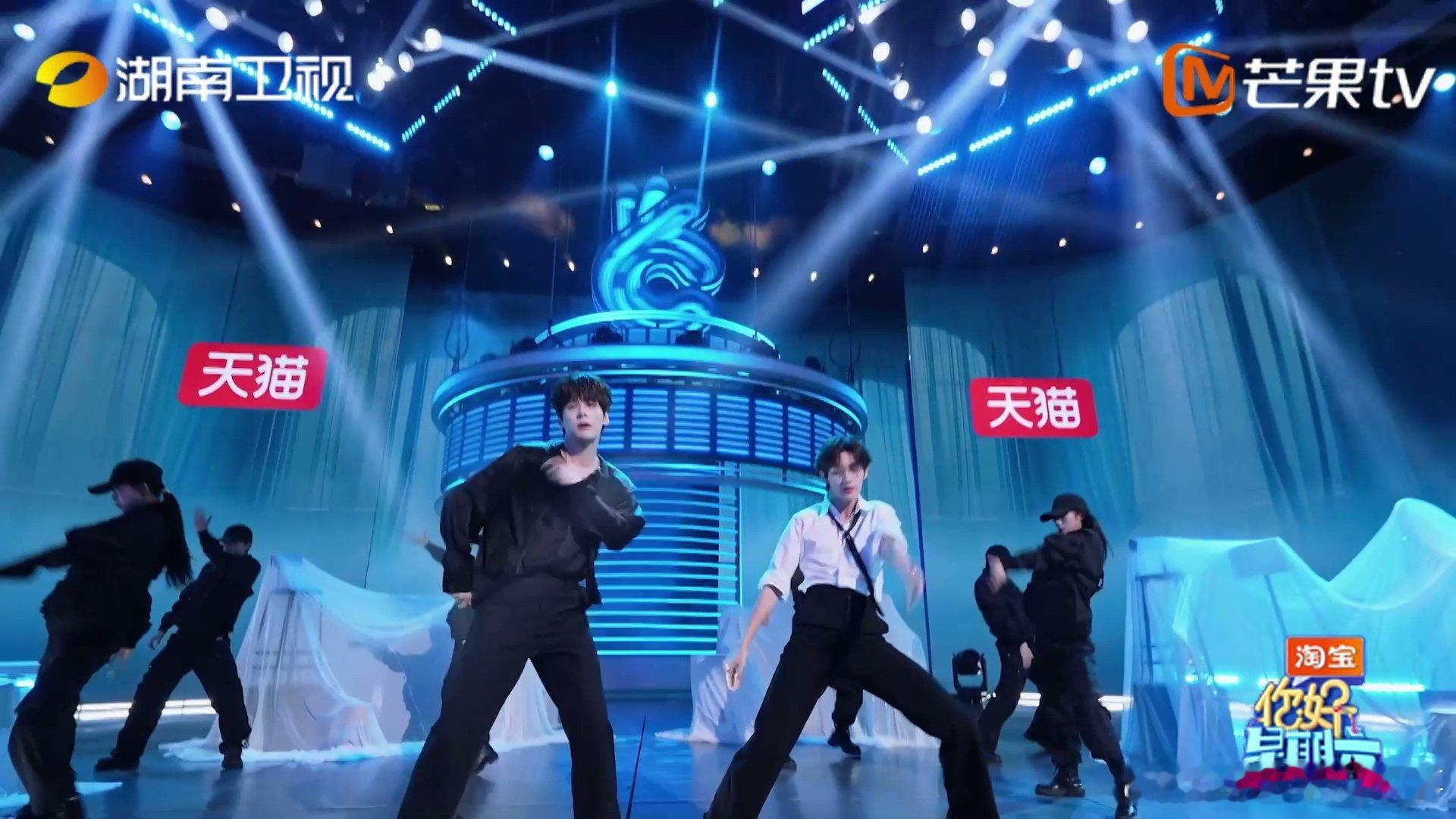 魏哲鸣丁程鑫翻跳TheHills 你好星期六 丁程鑫白衬衫金丝眼镜，魏哲鸣黑色丝