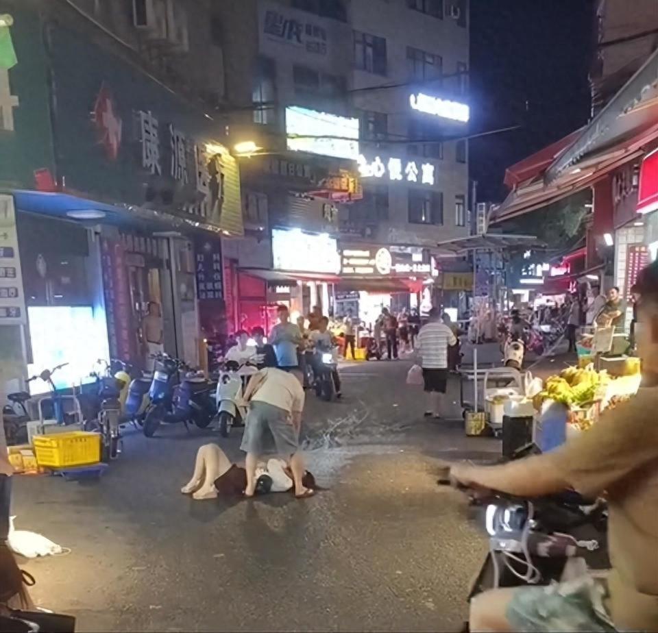 无法无天！广州天河闹市区，一位身穿短裙的女性，在凌晨街上遭到陌生光头醉酒男子的无