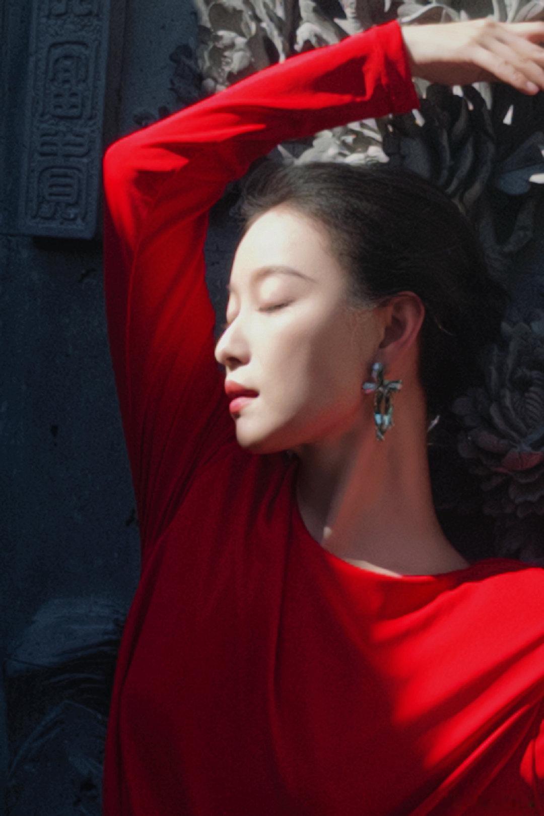 倪妮就该穿红色 倪妮上城家宴的造型真的太绝了！古典园林背景配上明艳红裙，腰部镂空