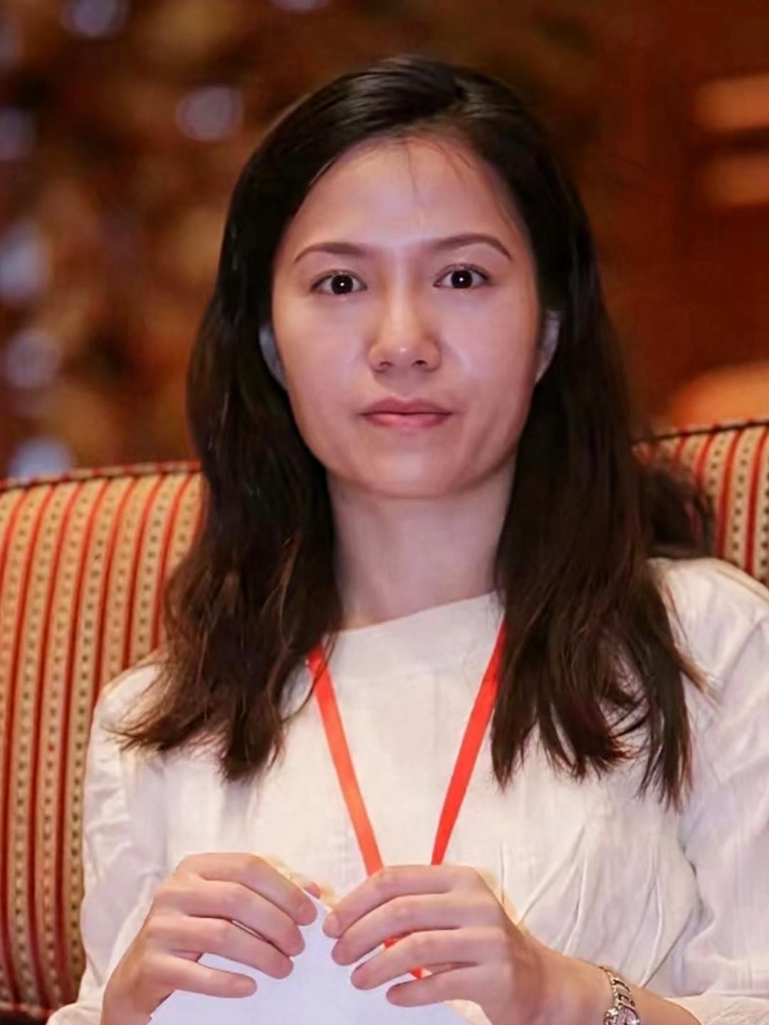 杨振宁去世后，
翁帆并没有继续留在他们的旧居，
而是悄然搬走。

杨振宁与翁帆在