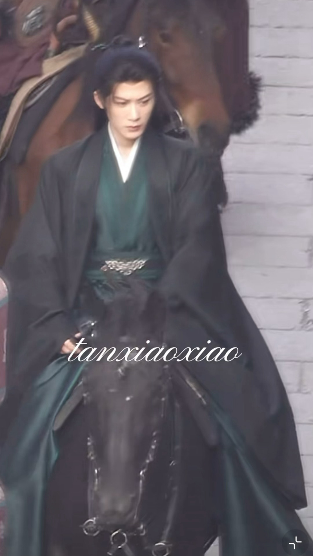 骑马的谢却山大人檀健次谢却山骑马造型路透