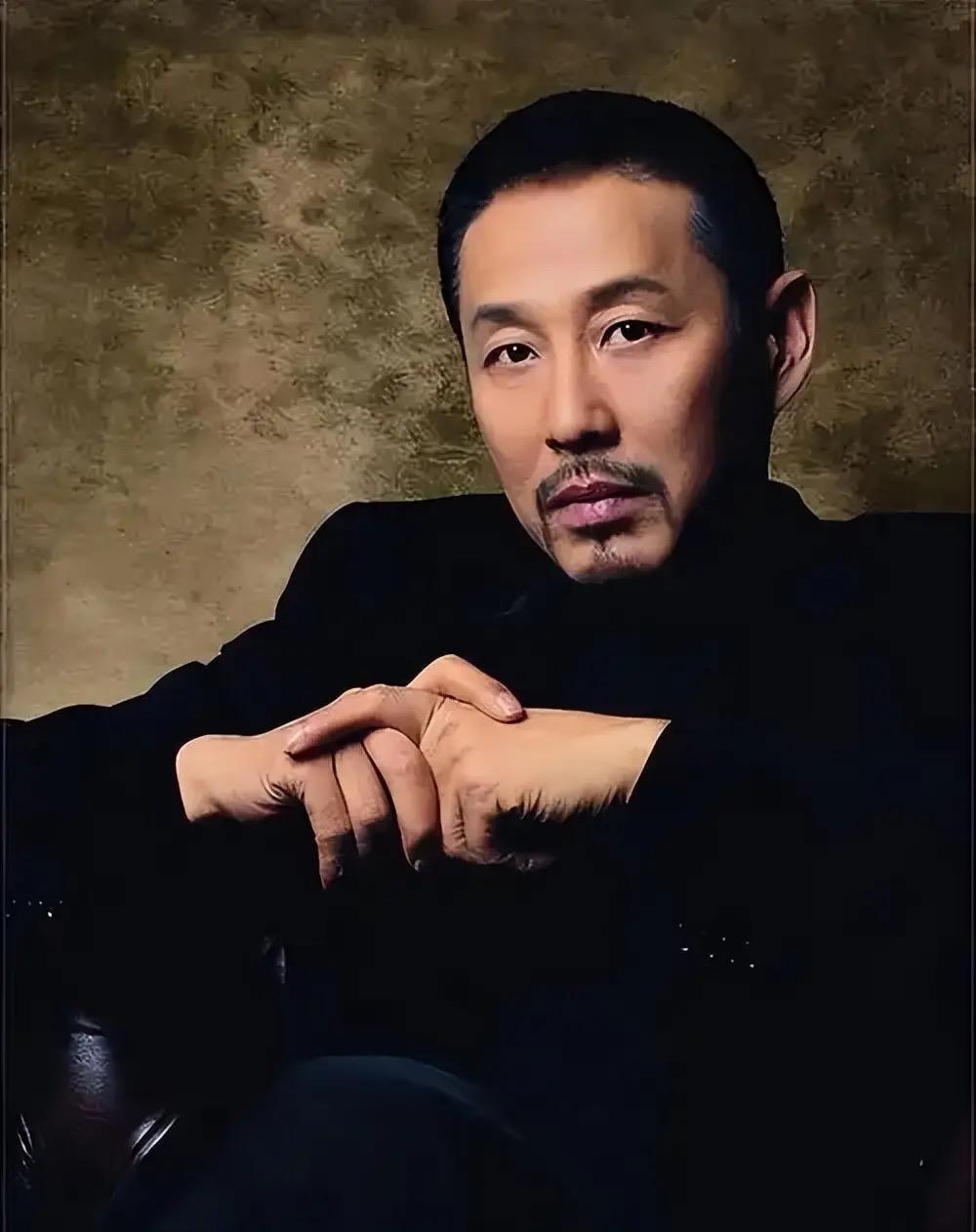 相由心生不是没道理的，陈道明真的变了，他顶着满头白发，不染不遮，压根不在意别人说