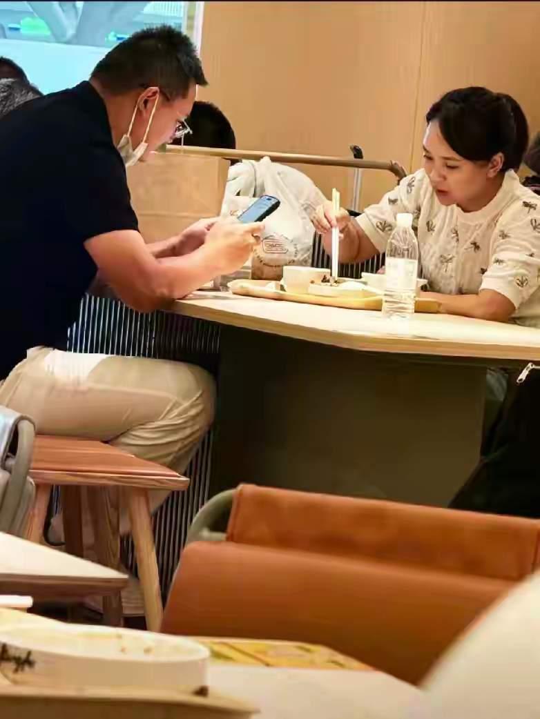 真有意思，还有网友发私信，小二娃就是一个渣渣，出轨鹅鹅鹅。
这是干什么啊？？
现