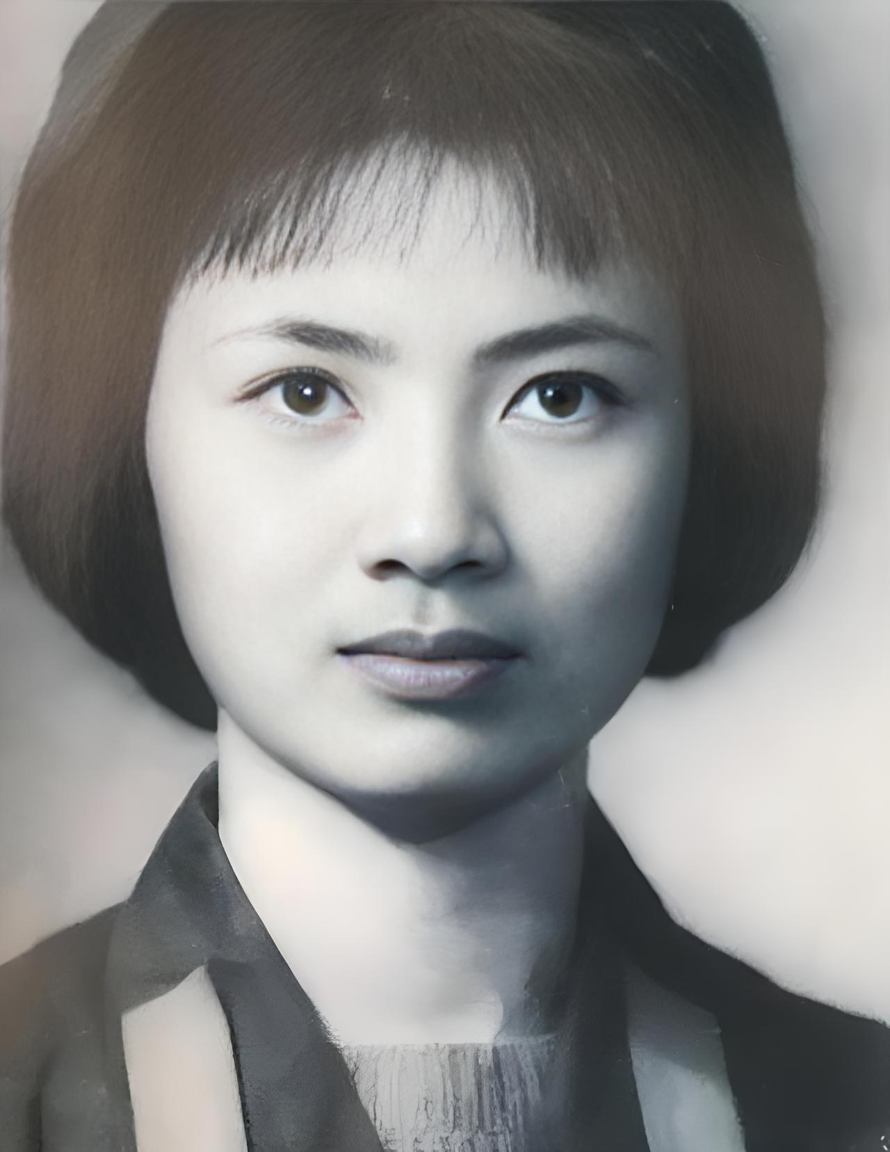 照片中这位集美貌与气质于一身的女孩，名叫张宁，她是当年林立果“选美”的最终冠军。
