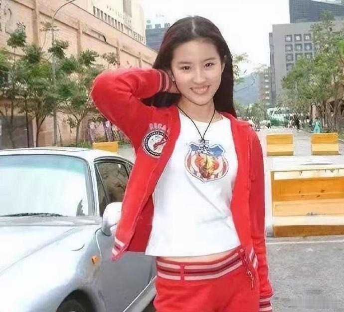 刘亦菲早年和林志颖合影，她那身红衣在当时也是时尚前沿 ​​​