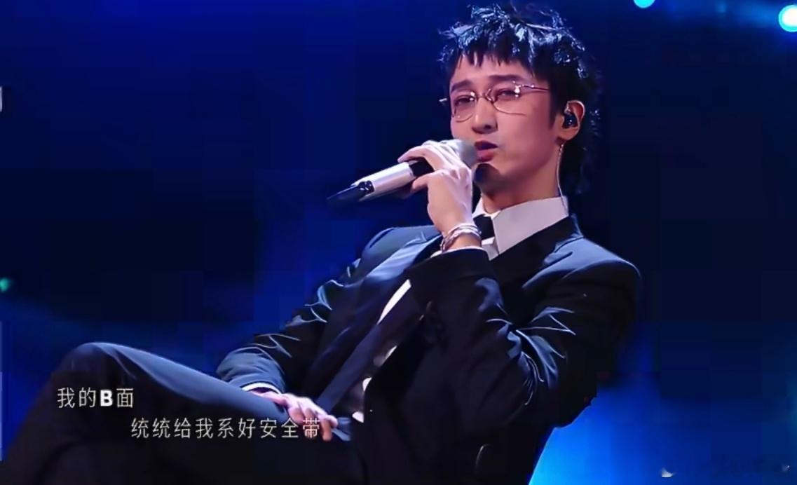 王传君 演员搞唱跳的表现力        王传君不靠专业唱跳功底，靠演员的信念感