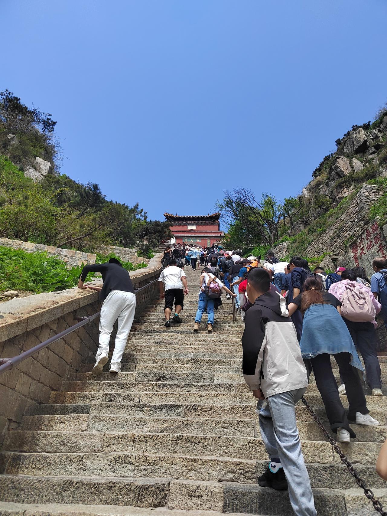 从红门徒步到南天门用时近5小时，全是陡峭的台阶，累啊。