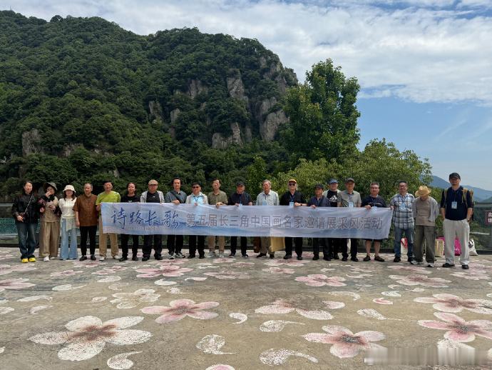 这群国画名家把台州美景搬上画布 东屏古村的黛瓦、健跳码头的帆影、蛇蟠岛的石窟、天