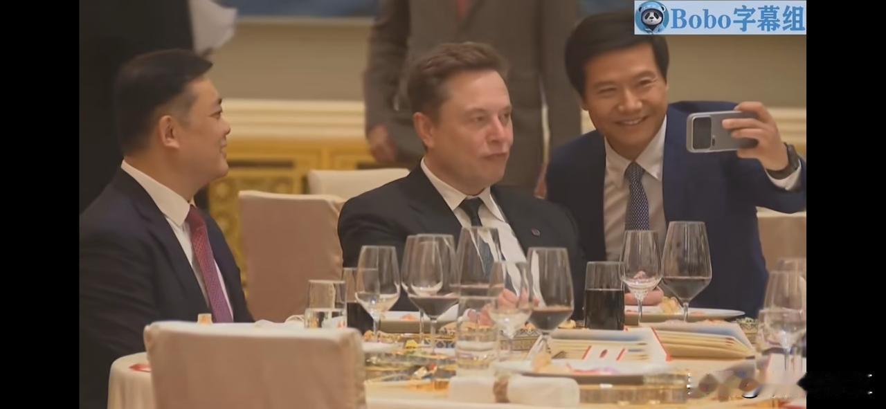 雷子这个小表情真到位。
你看小马也挺配合的，其实能够和雷子坐一桌，同时又能够一起