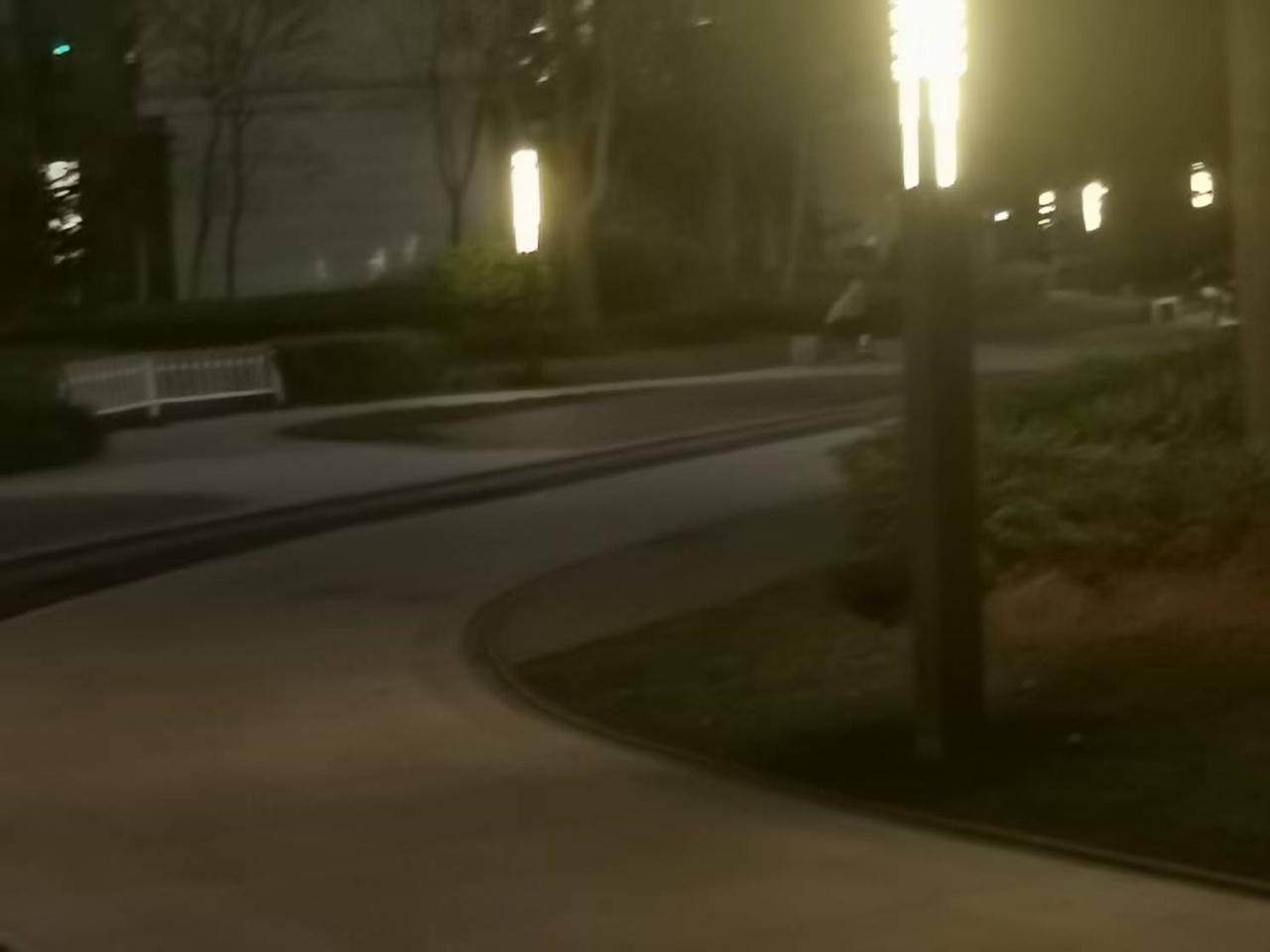 周边房价最高的楼盘就在这，
当时我还真不信。
心想:
它凭什么是周边房价的双倍呢