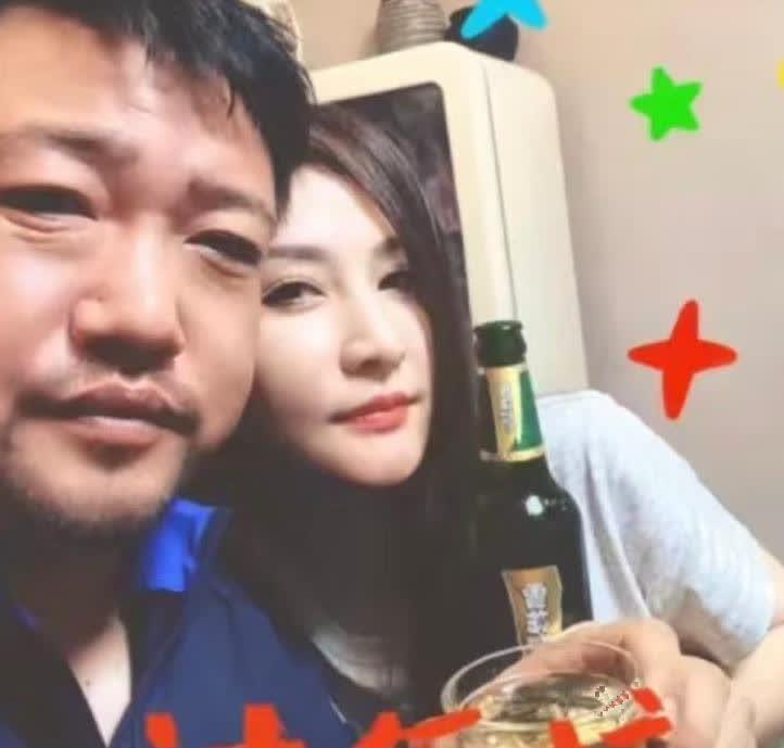 贾冰夫妻看上去像老牛吃嫩草 ​​​