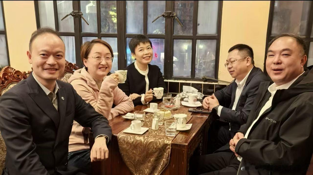 Respect！不开玩笑，这五位大佬，撑起了中国新能源汽车的半壁江山！从左到右依