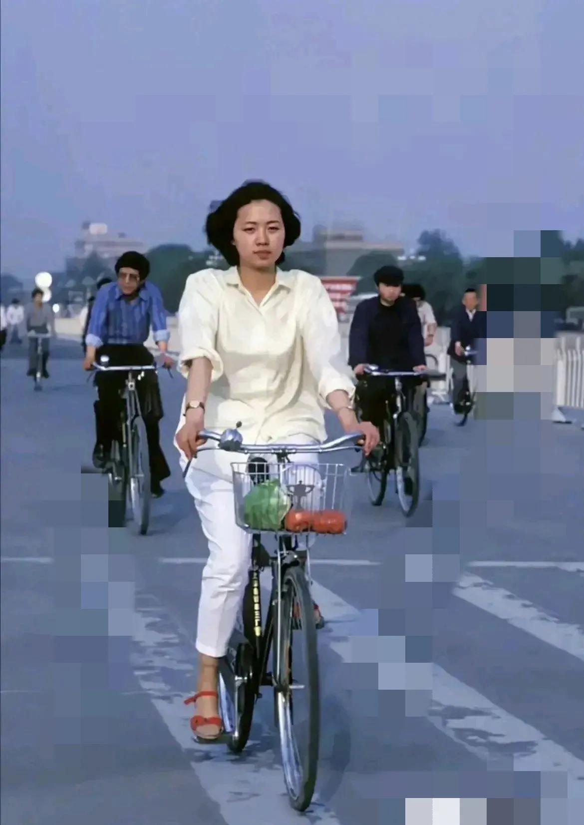 八十年代老照片，这位骑凤凰牌自行车的姑娘，不光长得漂亮，穿着打扮时尚，而且还有一