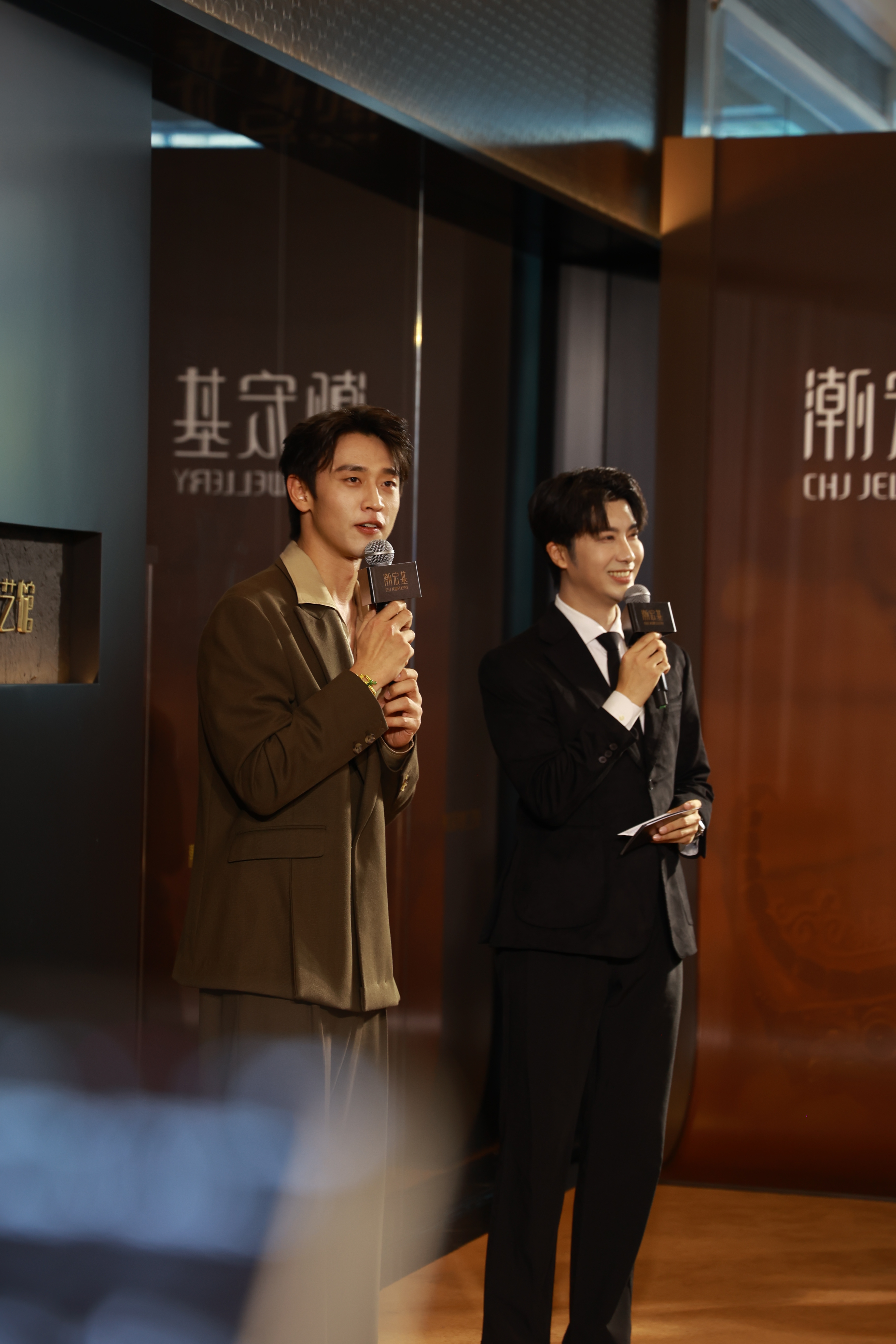 王天辰老钱风穿搭更是爹地级别简约才是最高级的穿搭法则，王天辰这身西装造型干净利落