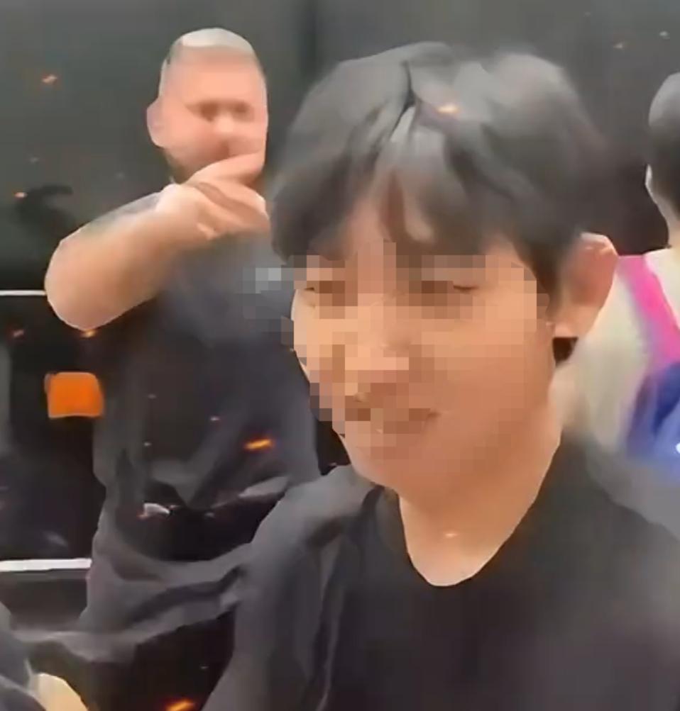 本土詹密彻底被打击了！
熬了半夜，好歹接到詹姆斯了，结果破防了！！
嗷嗷喊了半天