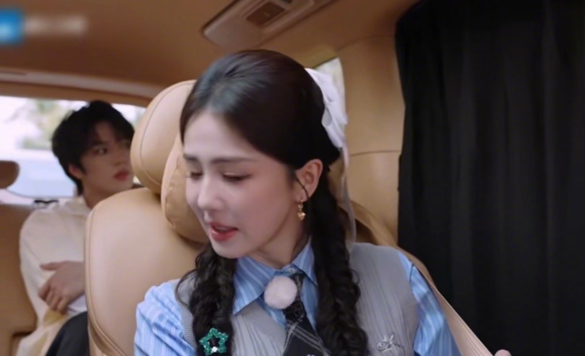 白鹿问完刘耀文给了自己一巴掌 问完就后悔，后悔就扇自己。白鹿这一巴掌，打碎了所有