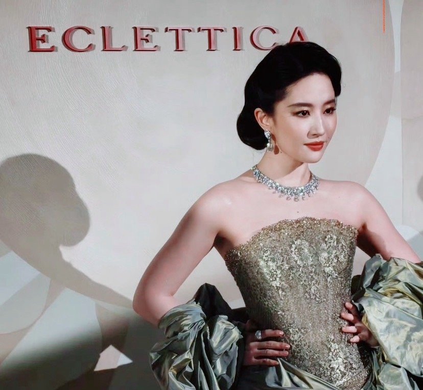 盯着这组图看了好久，还是会被刘亦菲的状态狠狠戳中。宝格丽晚宴第二套Miss So