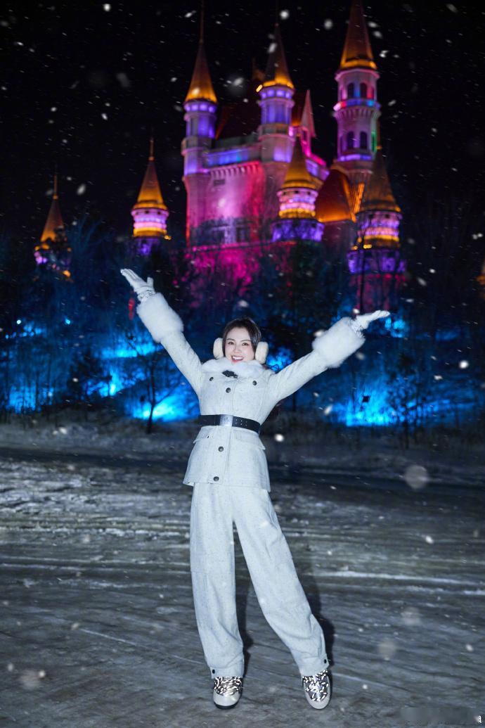 刘涛老钱风更是妈咪级别涛姐在问界M9星光之夜的老钱风造型真的鲨疯了！鎏金质感搭配