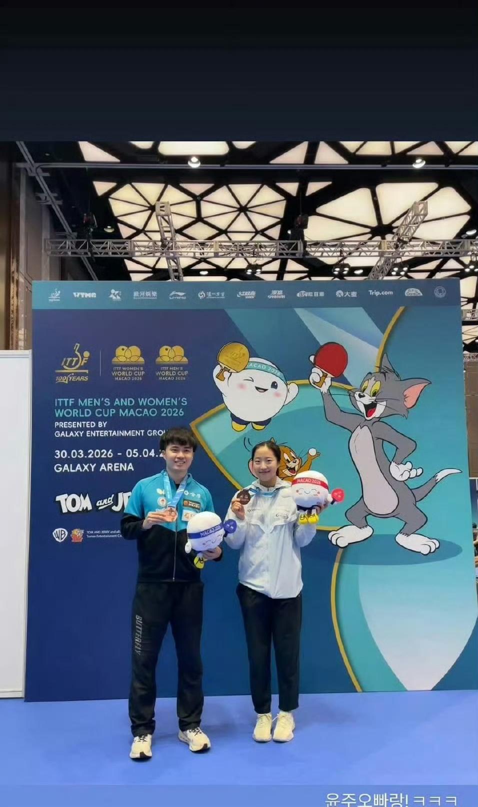 澳门世界杯落幕，凌晨一点多，申裕斌更新了社媒，没想到她晒出了和林昀儒在颁奖礼后的