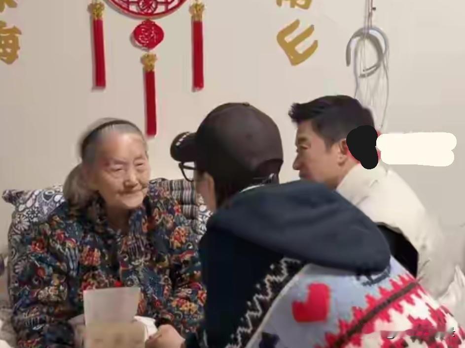 真的看哭了！
荧幕上是顶天立地的战狼、身家亿万的大导演，回到长辈身边，他瞬间变回