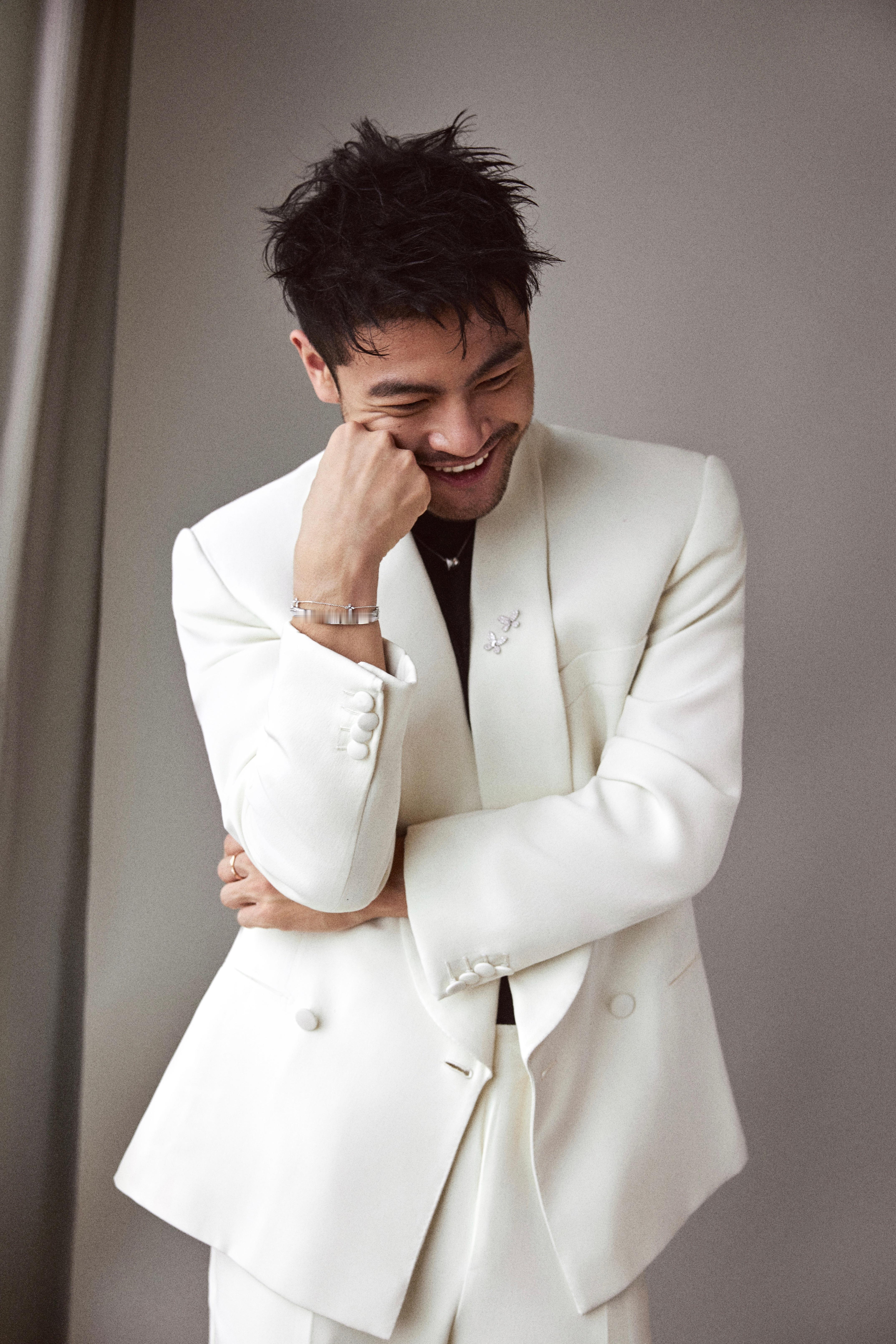 今天冰上贵公子宁忠岩亮相GRAFF高珠活动，身着Brinoi白色西服套装，佩戴G