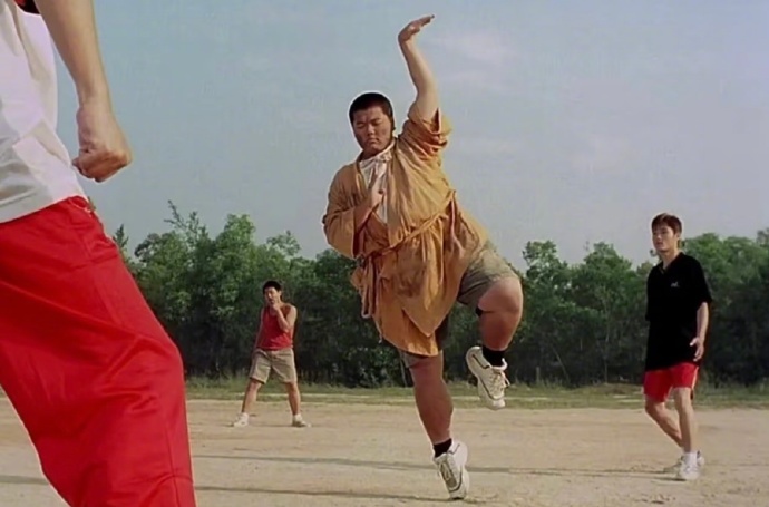 25年前少林足球上映《功夫女足》看到一半我突然想哭。不是因为难过，是因为突然意识