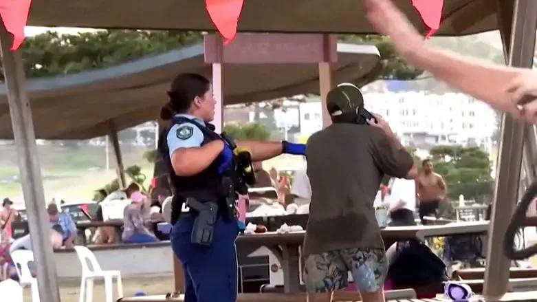 犹太拉比抨击警方应对不力，讲述女儿在邦迪海滩恐怖袭击中的幸存经历。约瑟夫在接受K