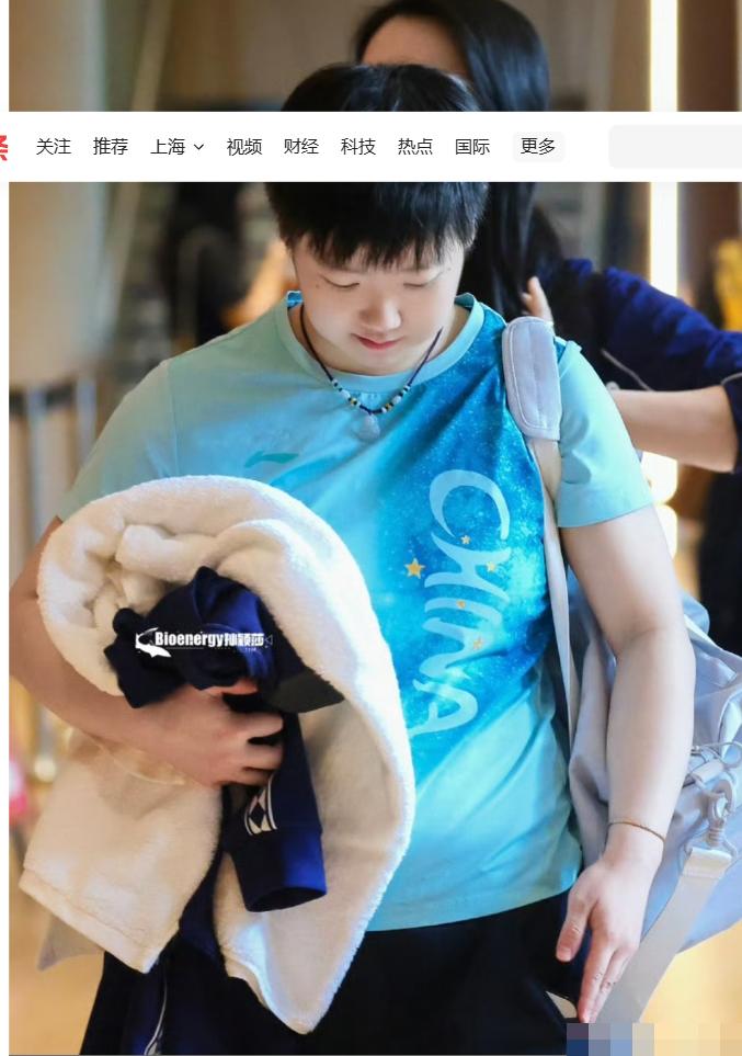 莎莎，听我一句劝，
先别急着谦虚，你最近的比赛节奏可太有门道了。

最近看她打亚