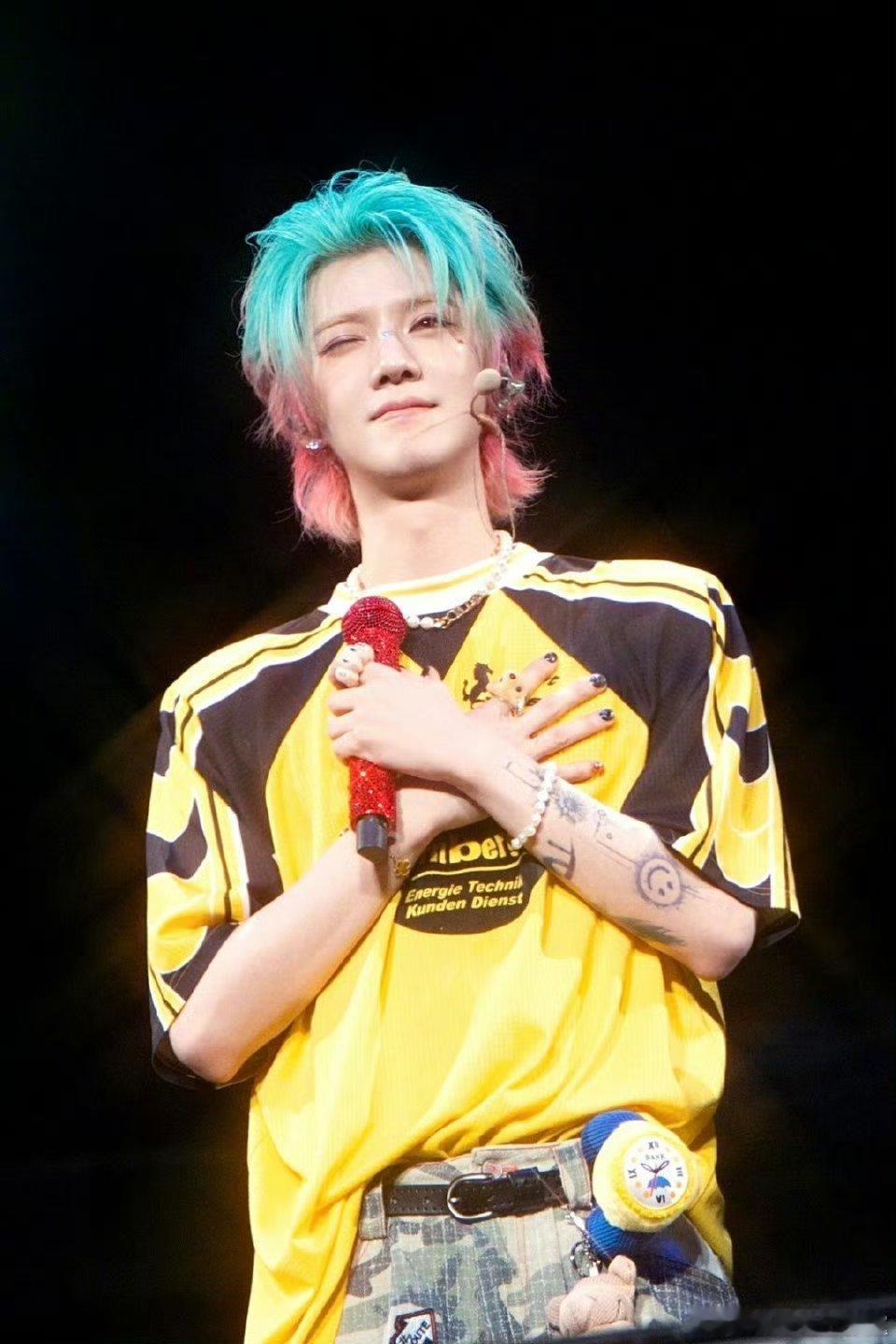 鹿晗最适合染头发的男生没有之一 彩虹配色好好看 我也想染了哈哈哈 ​​​