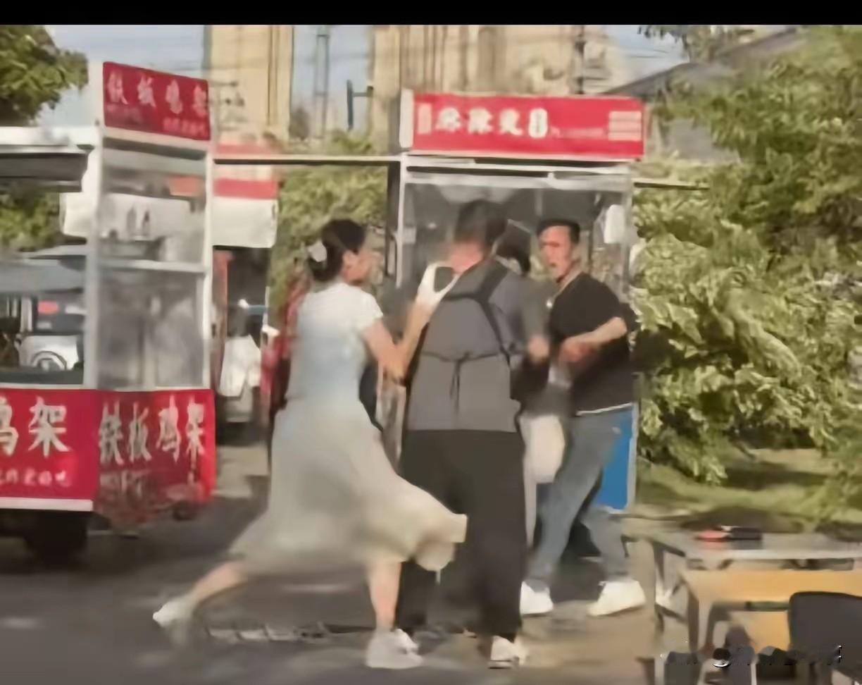 你能想象吗？夜市摊位上，两个人为了一块地盘吵架，吵着吵着，一方直接往对方身上泼滚