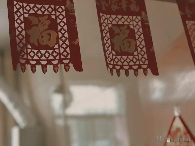 你认为年味越来越淡的原因是什么 现在年味越来越淡，我觉得主要是生活变了。以前过年