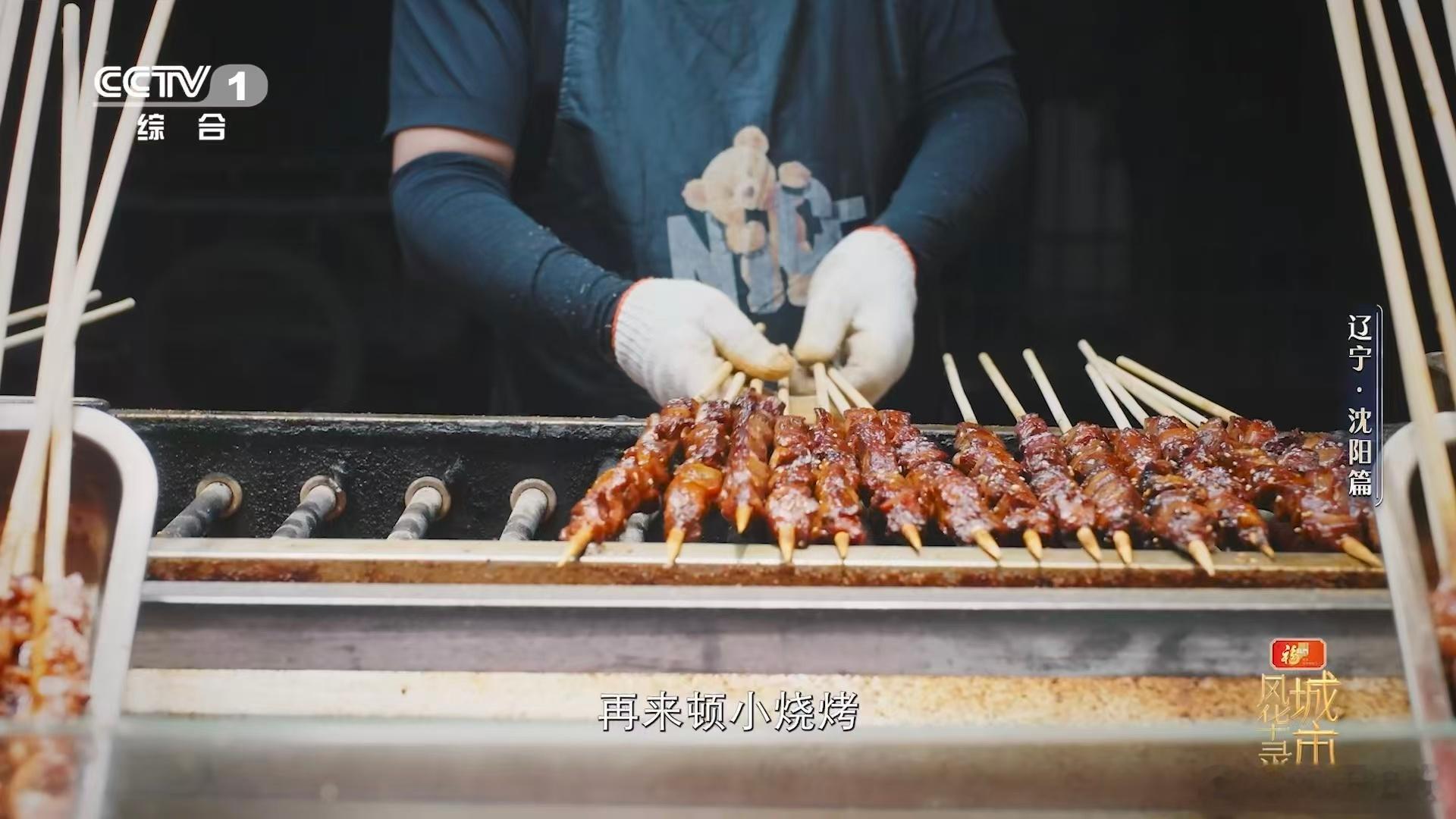夜市小摊烟火缭绕，爆炒鸡架酱香浓郁，熬夜小聚少不了这一盘硬菜一直不理解鸡架这种食