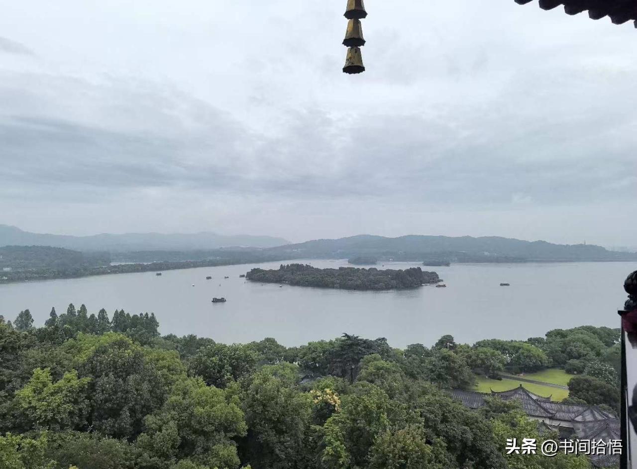 什么是优质老人？说白了，就这6条。

第一：有养老金。

不需要特别多，够自己用