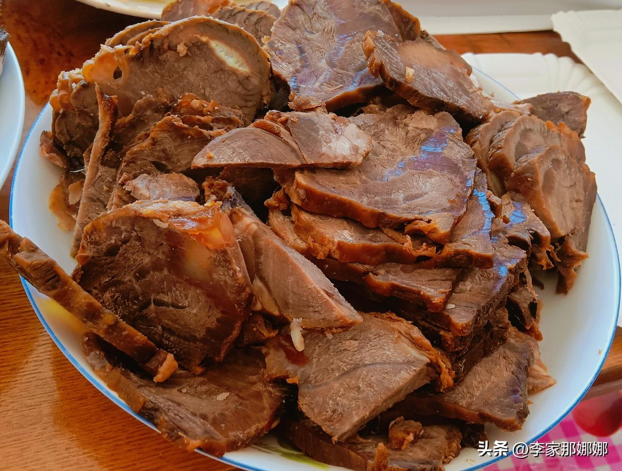 国庆假期第二天，即墨农村老李在即墨田横婆家的生日午饭。

即墨酱牛肉
猪肉丸子汤
