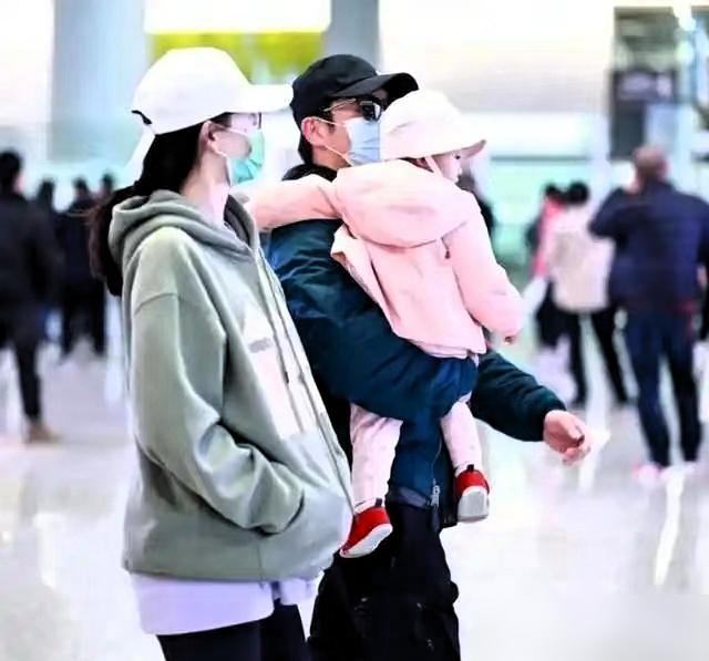 我刚刷到苗苗的最新vlog！藏了快3年的三女儿终于露脸，活脱脱迷你版郑恺！
你